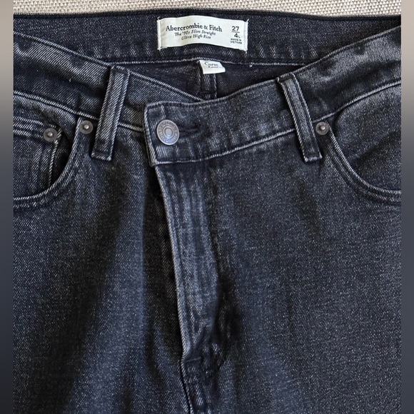 Abercrombie & Fitch “The ‘90’s Slim Straight Ultra High Rise” Asymmetrical 27/4L - Picture 7 of 9